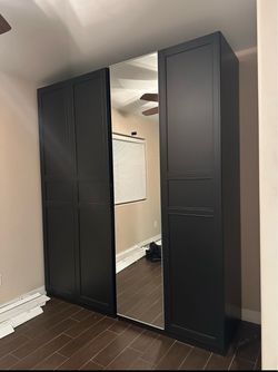 Massive closet with shelve