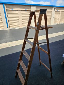 Wooden ladder 6'