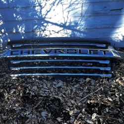 Chevrolet Z71 Front Grille Used, in very good condition. No cracks, no broken parts, no major scratches. Clean and ready to install. Price:$30Thank