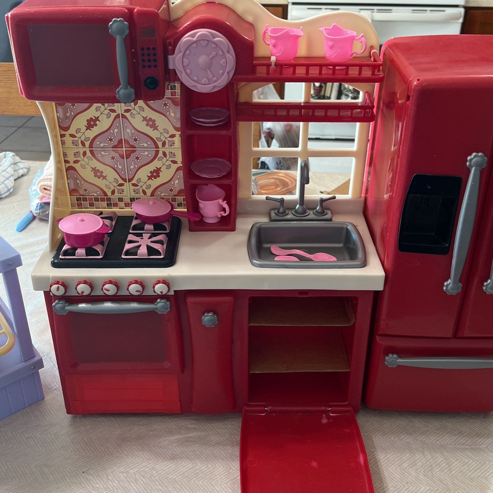 Cocina , Refrigerador Y farmers market , La cama , la Mesa con Una monita