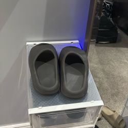 Onyx Size 6 Yeezy Slides