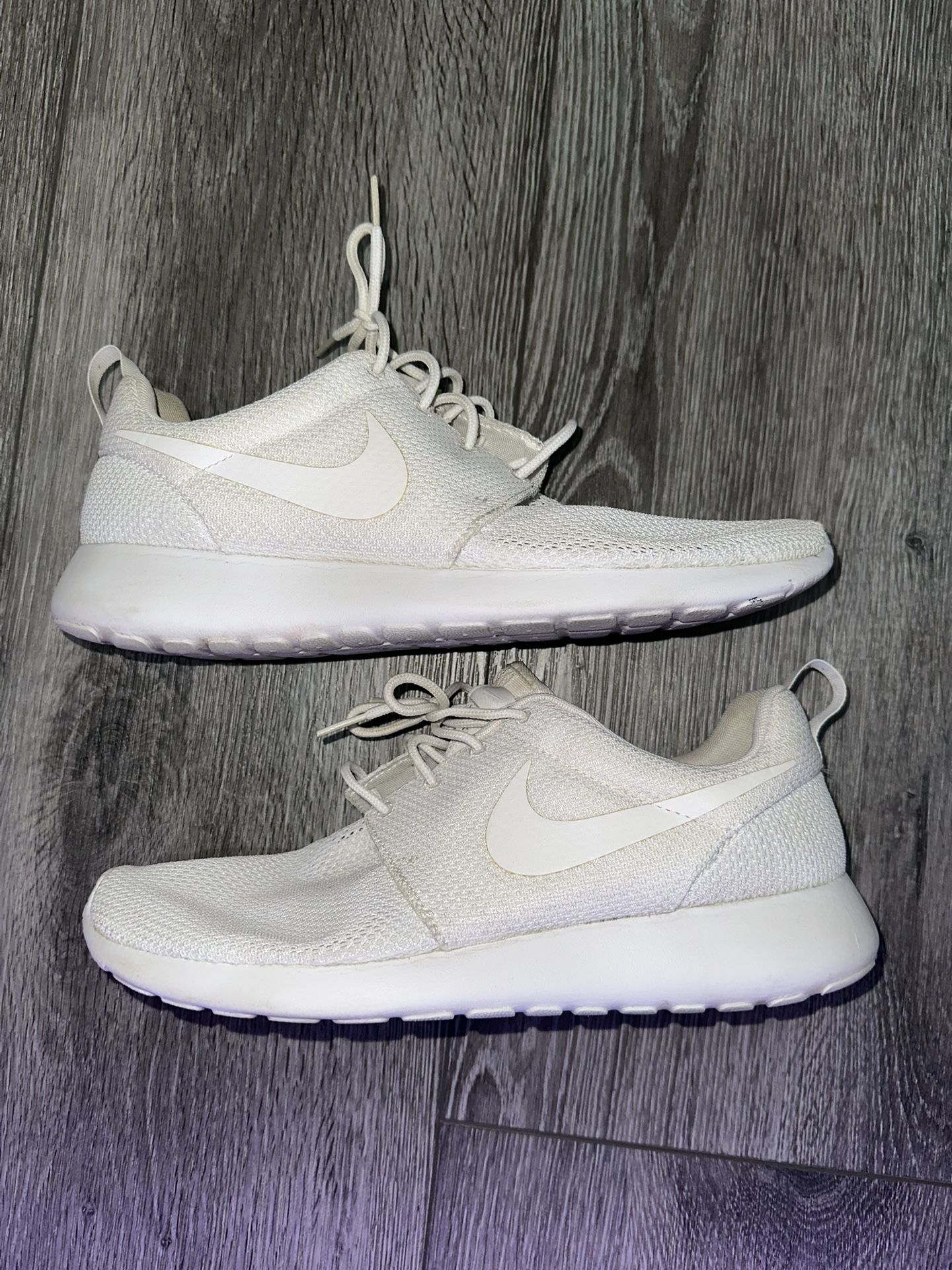 White Nike Roshe Run