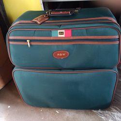 Larks Samsonite 22" Wheel Luggage.