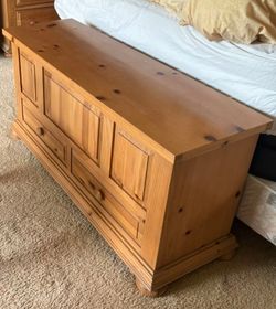 Brand Genuine Broyhill, Extra Large Blanket Chest, Solid Pine Wood, Natural Wood Color, Two Small Bottom Drawers, Retired, Excellent Condition.