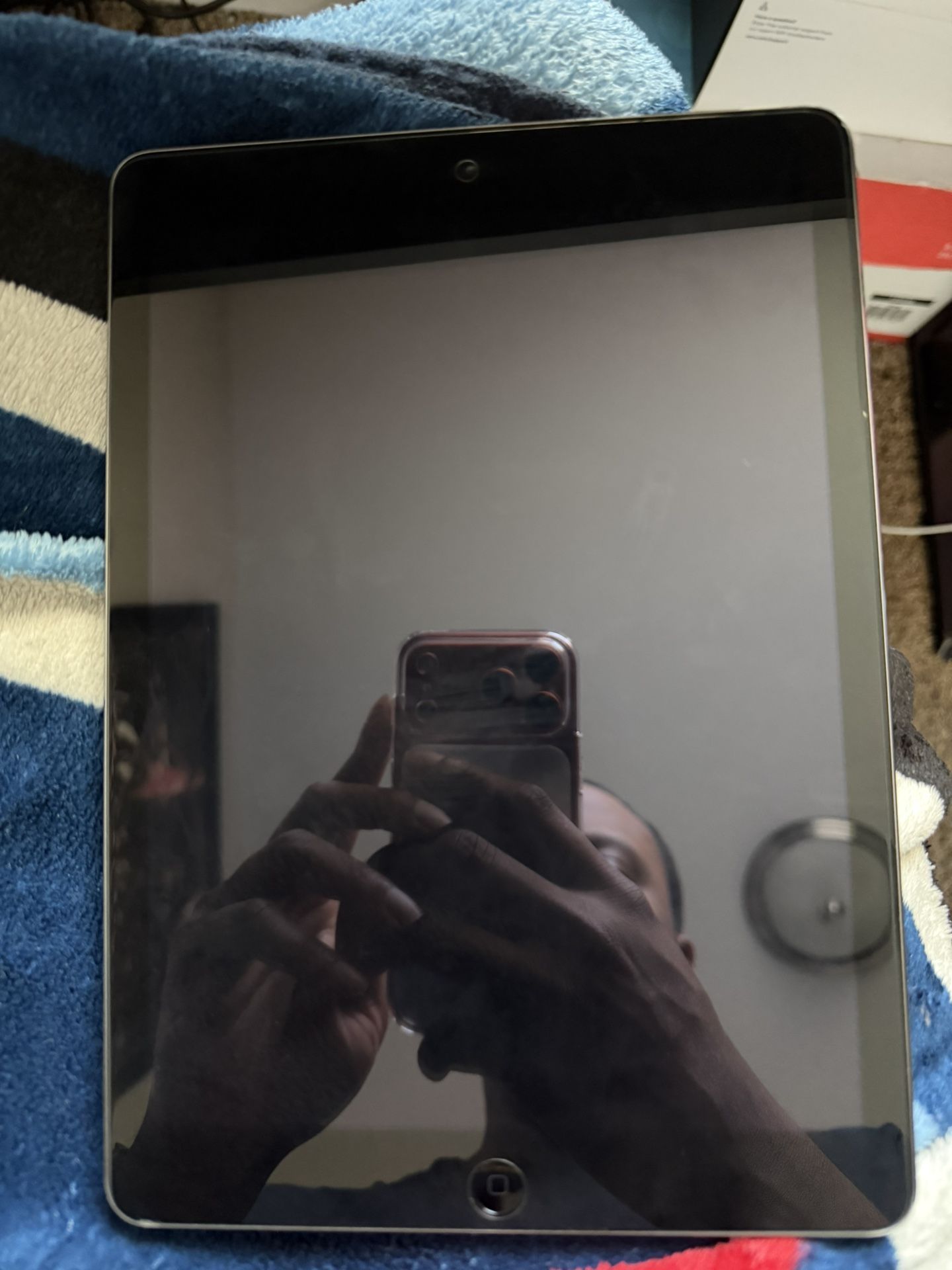 Apple iPad Air - MD785LL/B - 16GB Wi-Fi 9.7 in Space Gray with charger