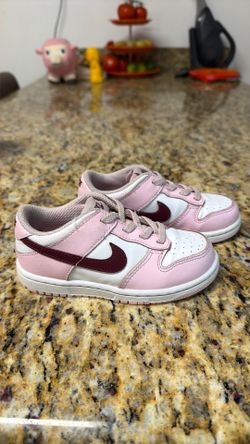 Nike Dunk low Valentine’s day size 9C