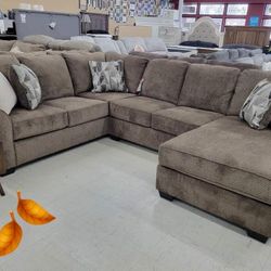 Fraftin Sectionals Sofas Couchs Finance and Delivery Available 