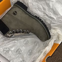 Timberland premium 6 inch waterproof boot green & https://offerup.com/redirect/?o=YmxhY2suTWVu’s Size 9.5 
