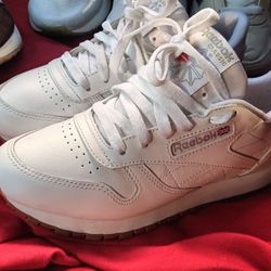 Women's Reebok Classic Sneakers Size 6