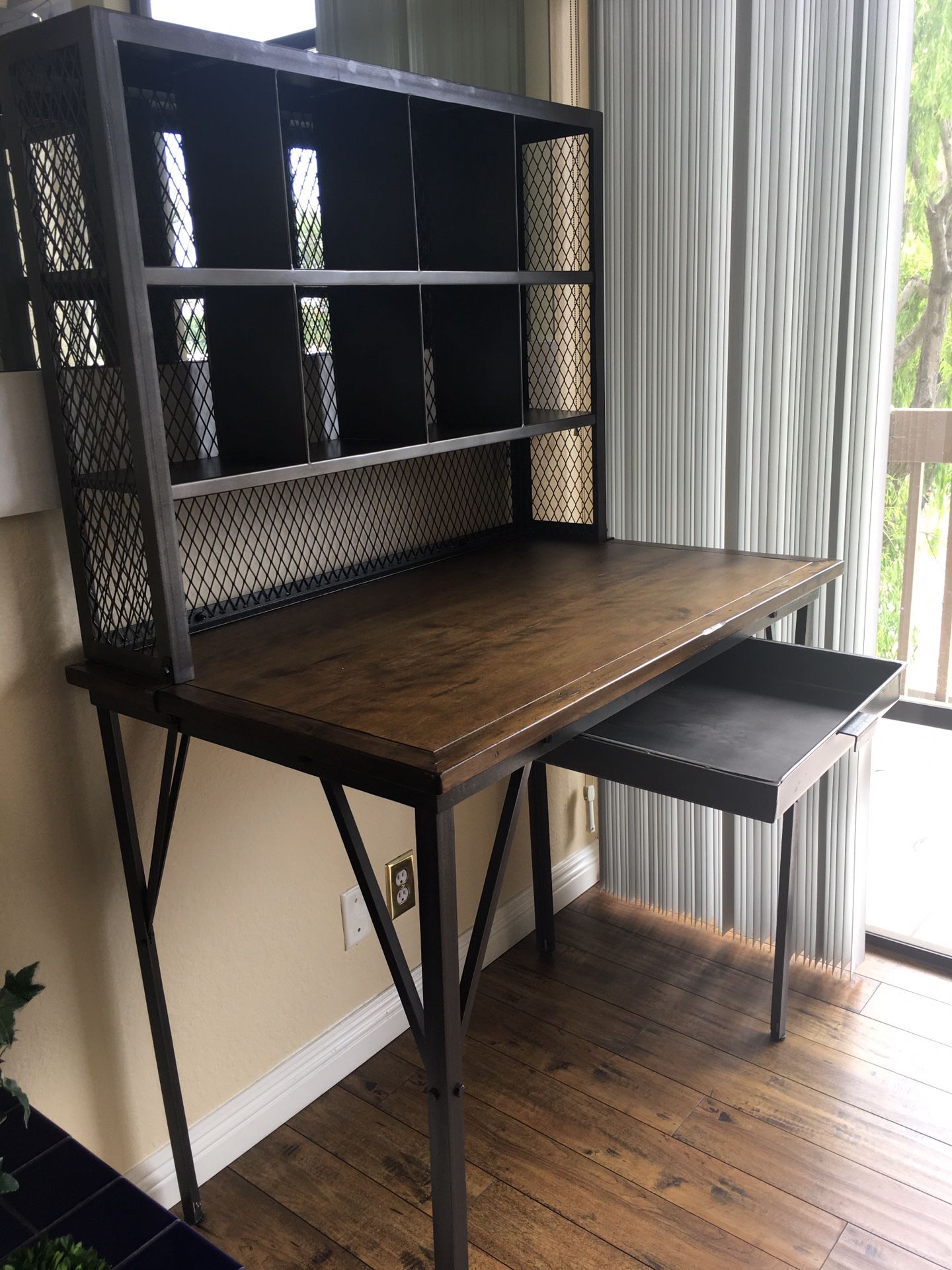 WORLD MARKET STAND UP DESK/WORK BENCH