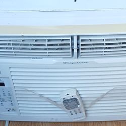 Air Conditioner Is 8.000 Btus $130.00 Cash Only  Pick Up Only In East Providence RI 02914 