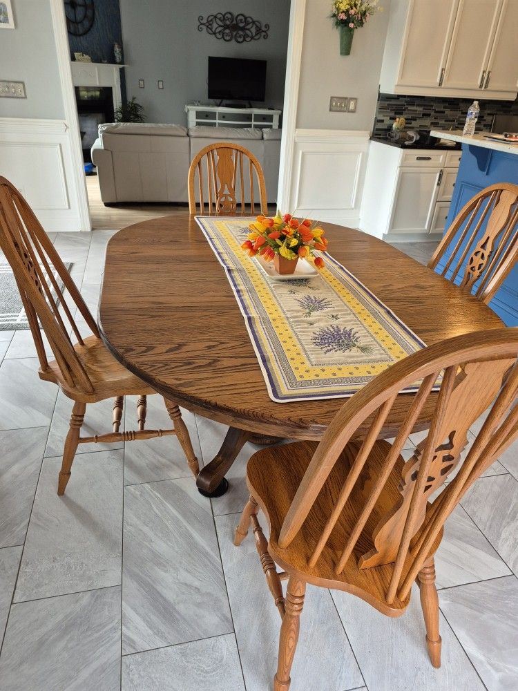Solid Oak Dining Room Set With 2 Leaves