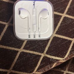 EarPods (3.5mm Headphone Plug)