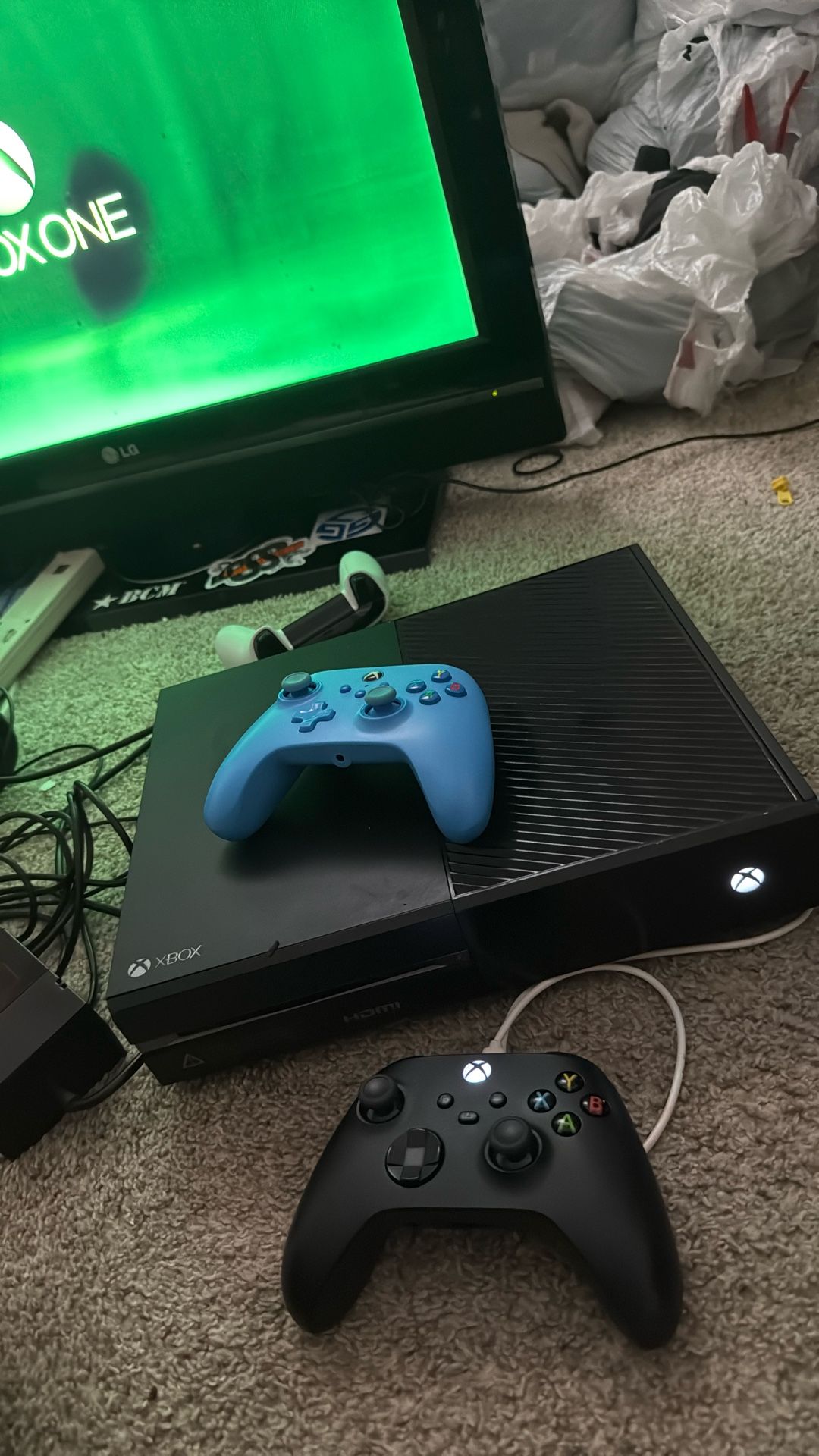 Xbox One 1 Terrabyte 2 Controllers 🎮🎮