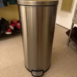 Stainless Steel Step on Trash Can (8 gallons)