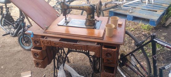 Singer 1900 sewing table