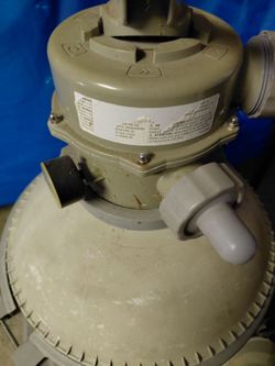 The pool pump.           pompa para alberca