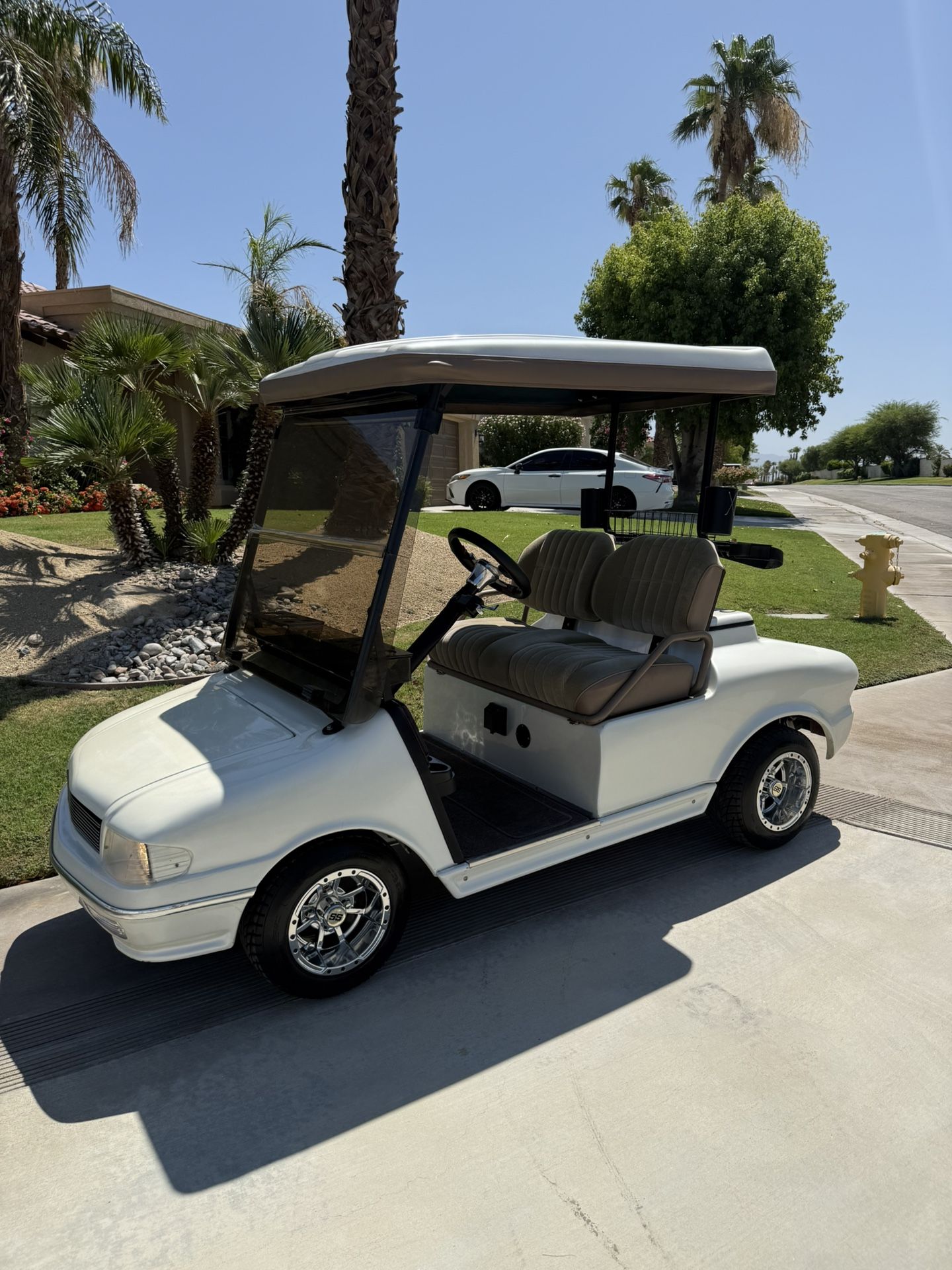 Club Car Golf Cart with Street Legal Components and High-speed Motor (25 mph)