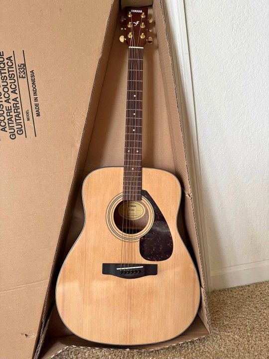electro-acoustic guitar // Guitarra Electro Acústica