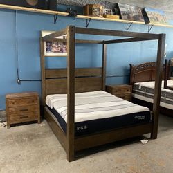 Beautiful Bed W/ 4 Dressers! Bedroom Set! Delivery Available!