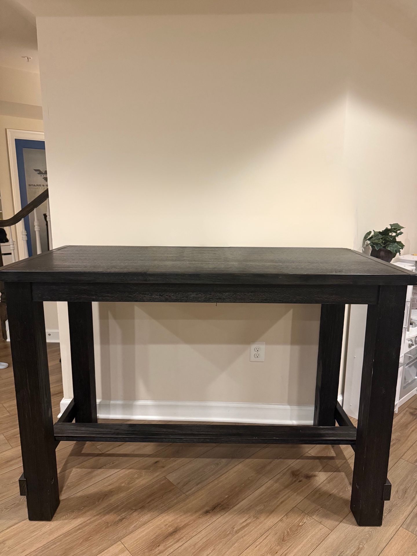 Sleek Black High-Top Table – Great Condition!