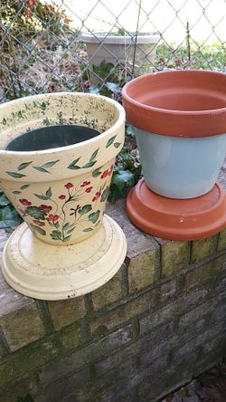 $8ea. Set/Clay pots With trays