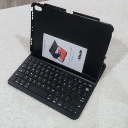 iPad Pro keyboard case 11 inch 
No Trade no shipping only cash thanks 
