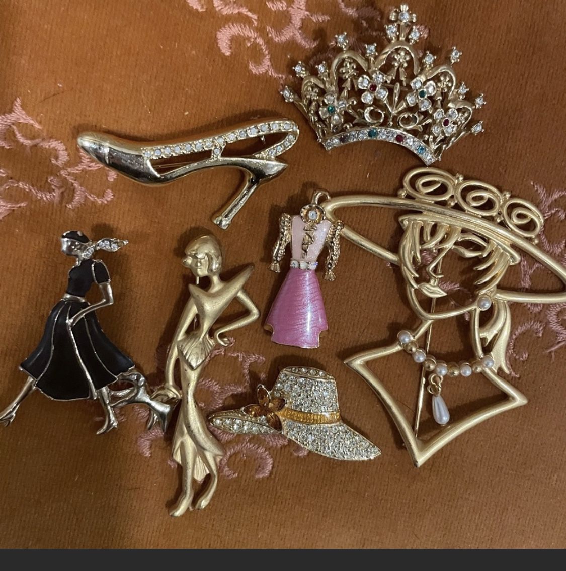 7  Lady/queen Brooches