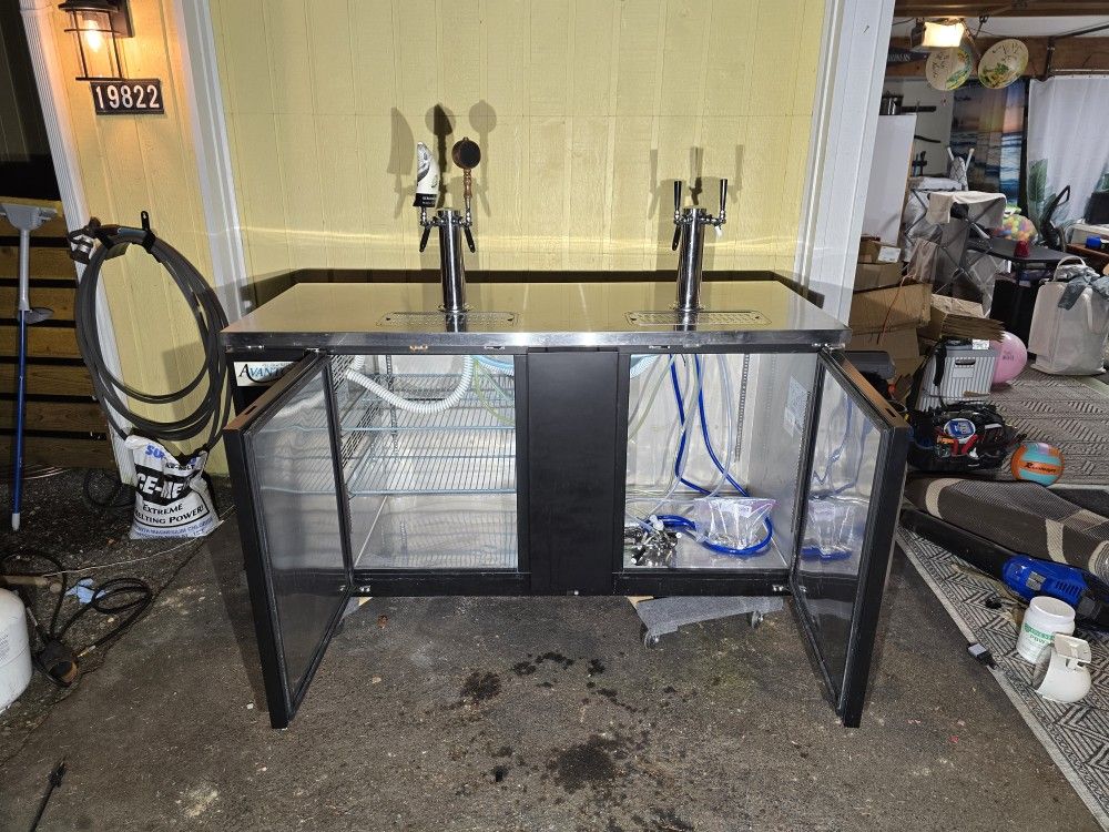 Avantco UDD-3-HC 3 X 1/2 Keg, 4 Taps Kegerator