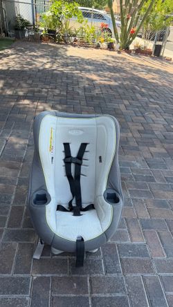 Graco car seat $35 pick up only bonanza and lamb