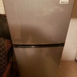 Mini Refrigerator/Freezer 