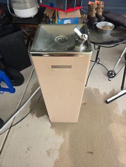 Stand alone water fountain