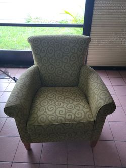 Living Room Chairs And Stolls