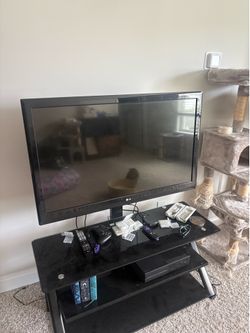 40” LG TV w/ shelf display mount