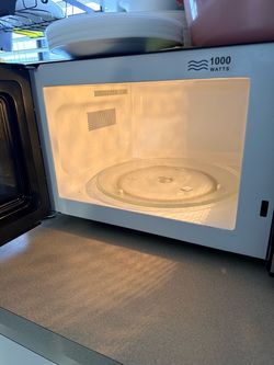 White 1000W Countertop Microwave