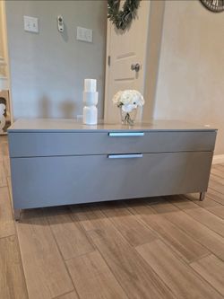 Modern Small-Low Profile Media Console with a sleek grey finish and silver-toned metal handles. Used, in good condition. Normal Wear!
47"W x 17.5"D x