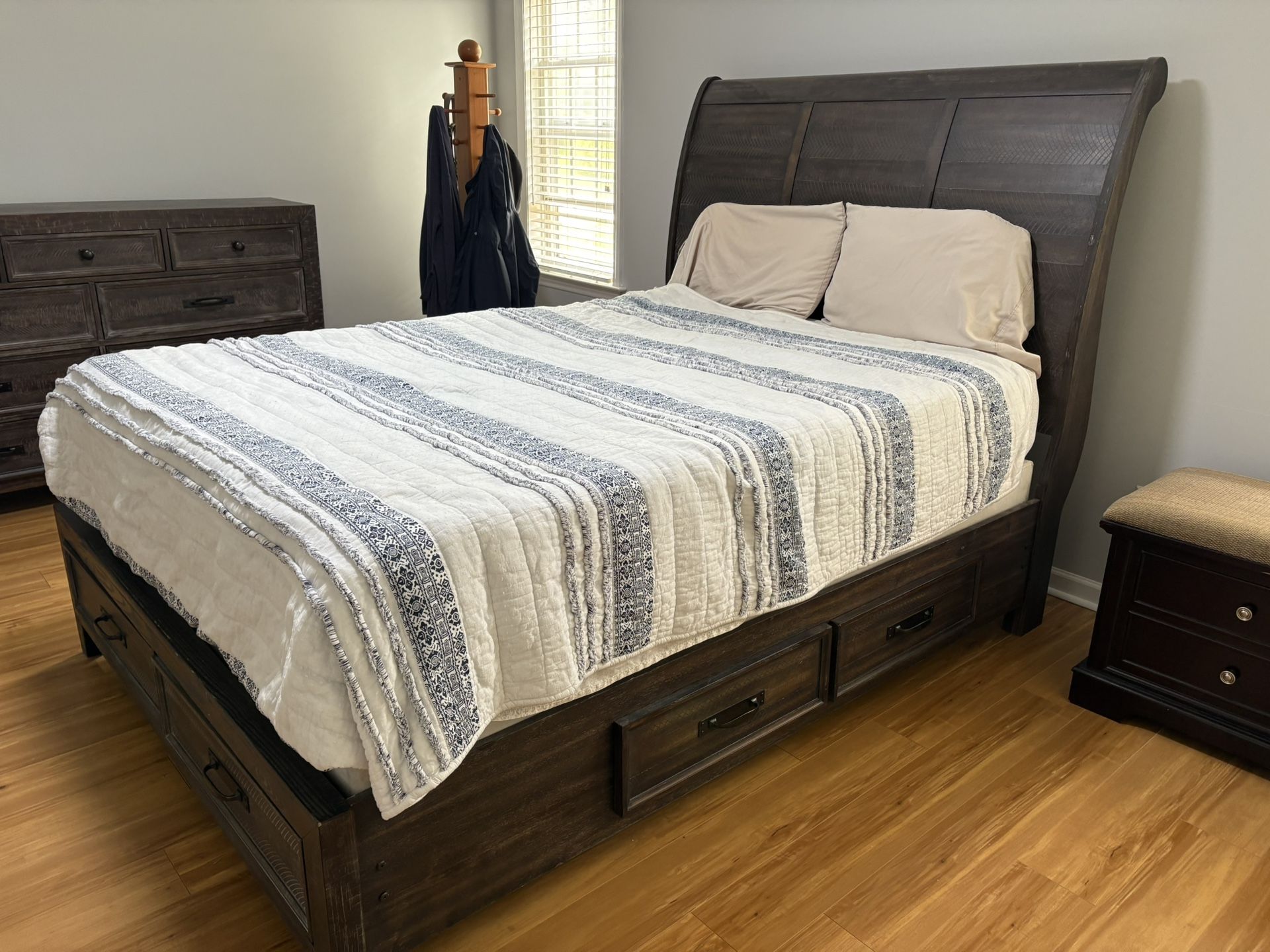 Queen Bedroom Set (mattress Included)