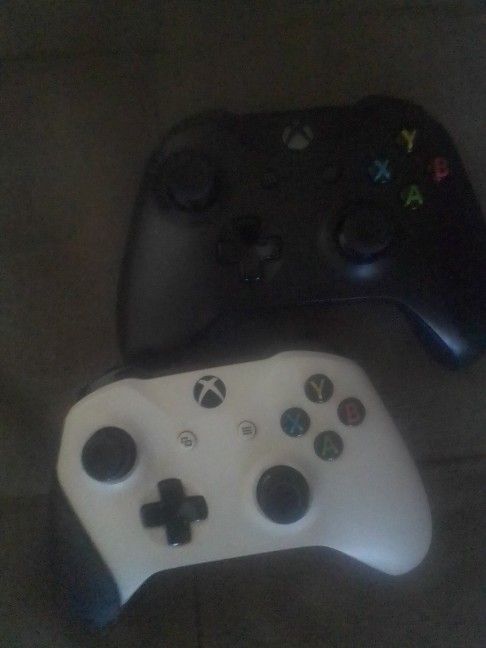 2 Xbox One Controllers 50$