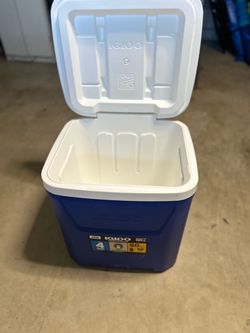 Igloo rolling ice chest