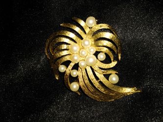 Vintage Gold & pearl brouch