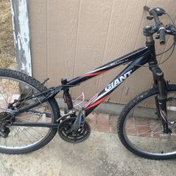 Giant boulder se mountain bike