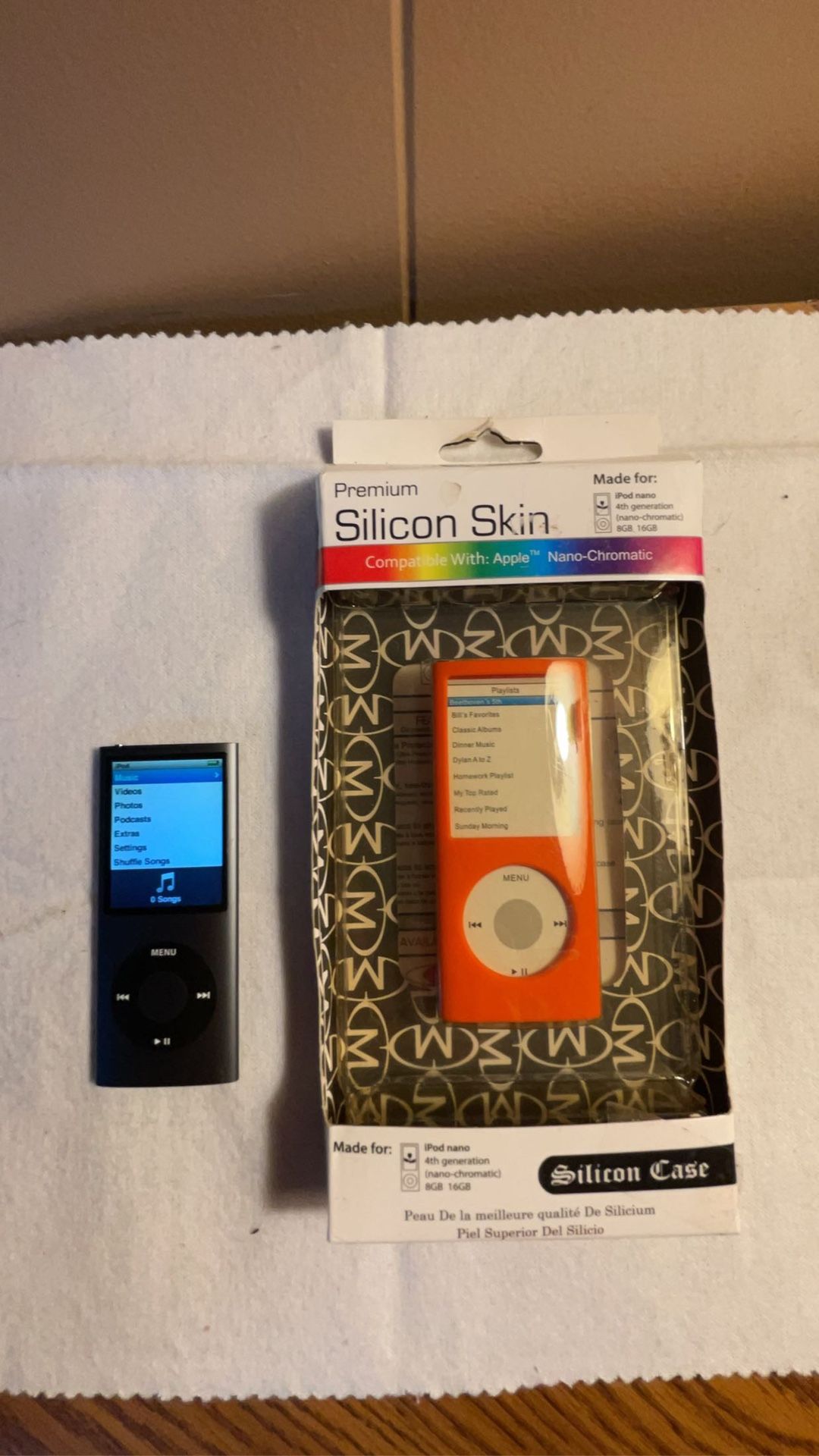 iPod Nano 4th Gen - 16Gb - Black - w/ Premium Silicon Case (New in Box!)