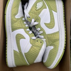 WMNS Air Jordan 1 Mid 