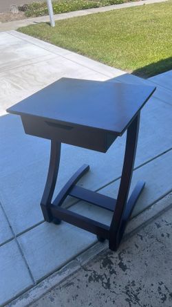 Individual desk with drawer