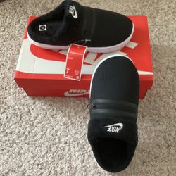 (Brand new in box) nike burrow NA women's slippers(size 7)
