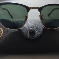 Ray-Ban Clubmaster Classic.