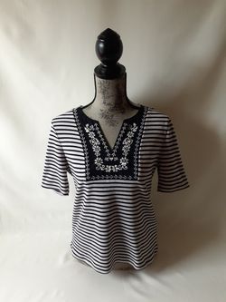 Croft and Barrow women's black/white stripe floral embroidered v-neck top size PM