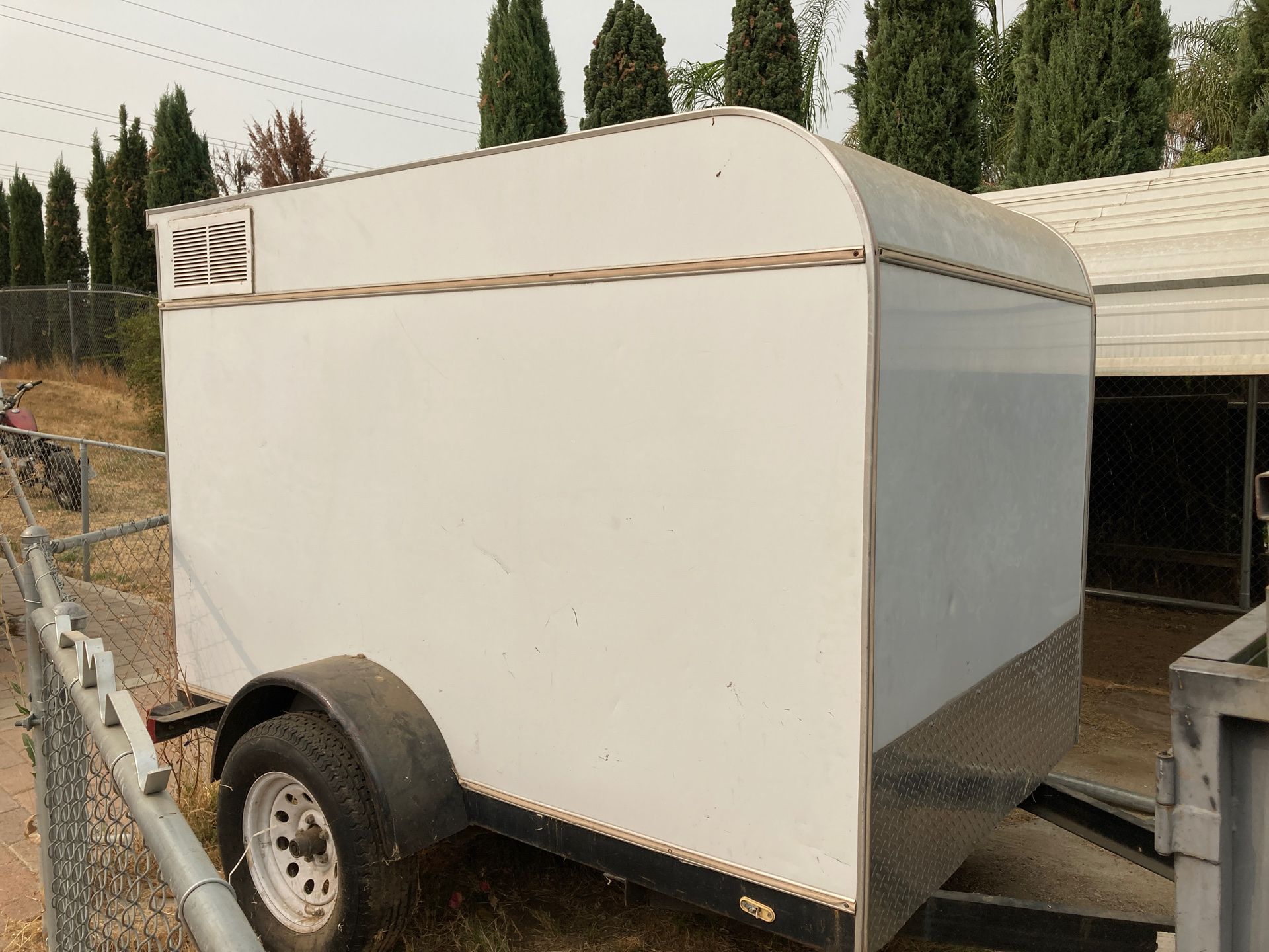 Enclosed trailer