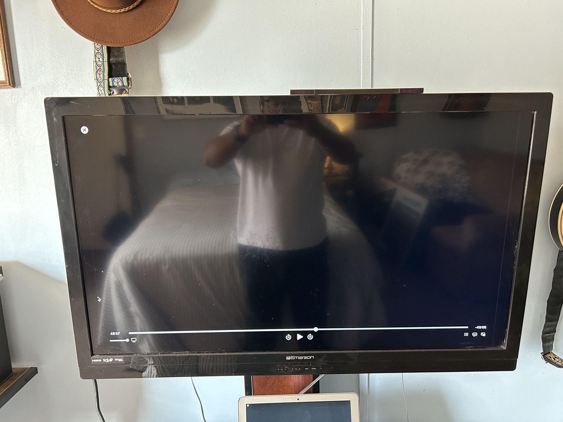 Emerson Tv With Tv Stand