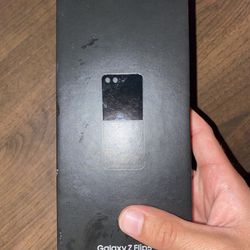 SAMSUNG Galaxy Z Flip 5 AI Phone, 256 GB Unlocked, Graphite